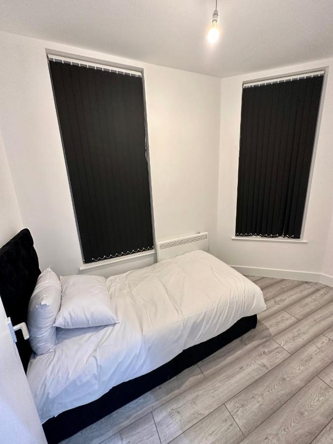 Luton Town Centre Apartment Exterior photo
